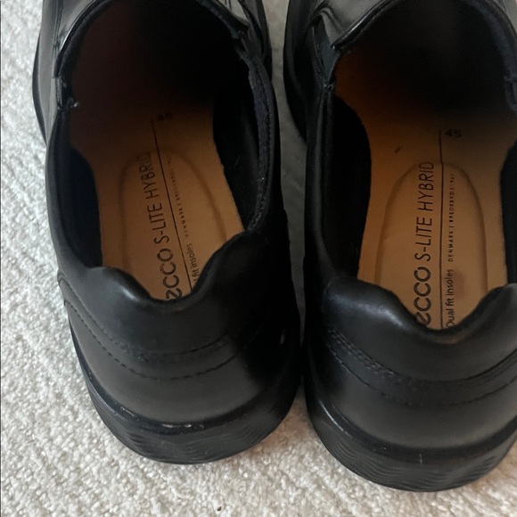 ECCO Men's Classic Black Slip-On Loafers - Picture 4 of 10